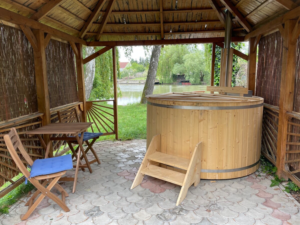 Chata Donau,wooden SPA with Danube view