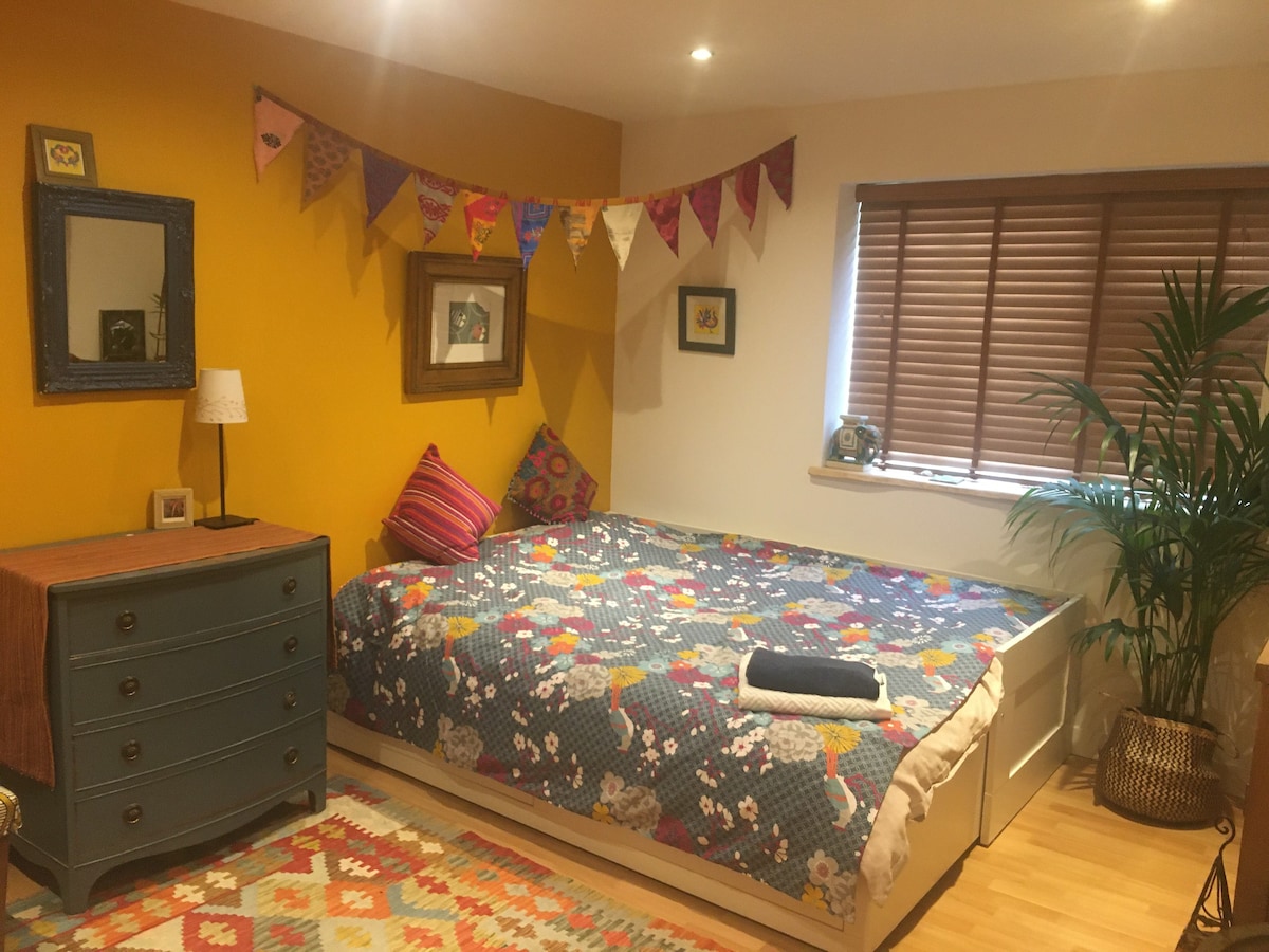 Lovely room in friendly colourful home