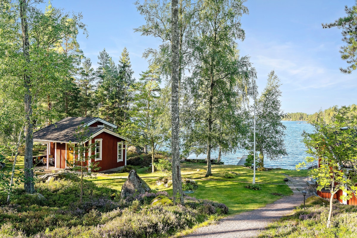 Lakeside cabin with a Private Beach and boat