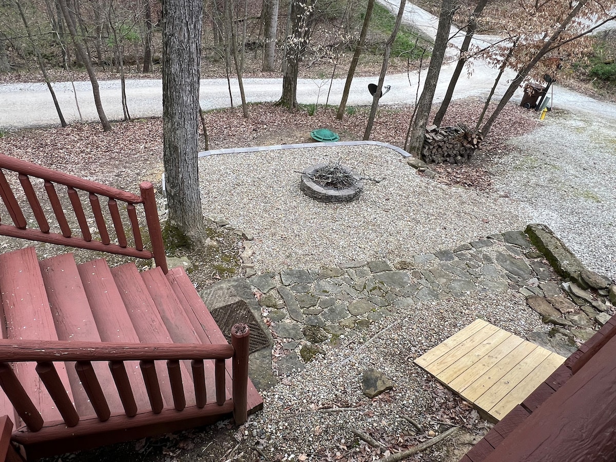 "Hidden Oaks" Log Cabin Retreat