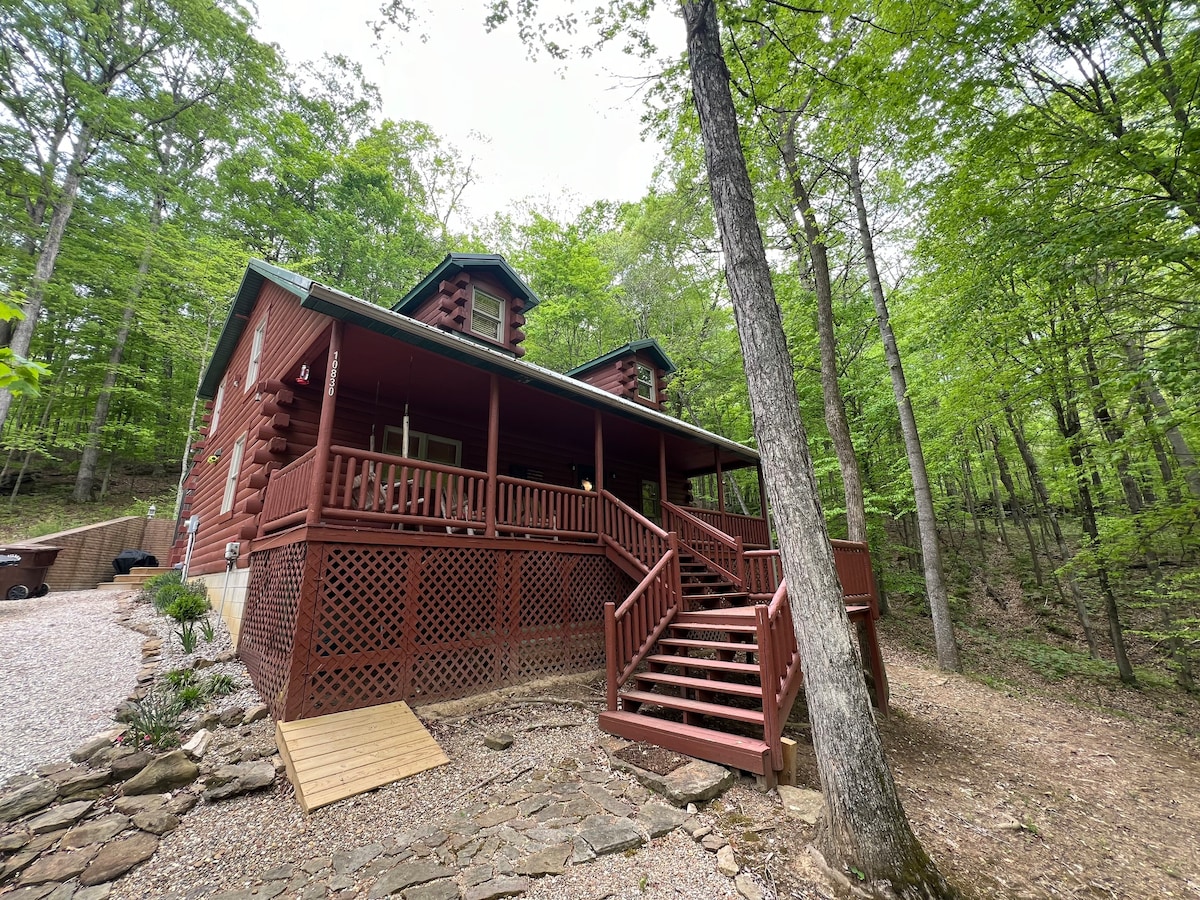 "Hidden Oaks" Log Cabin Retreat