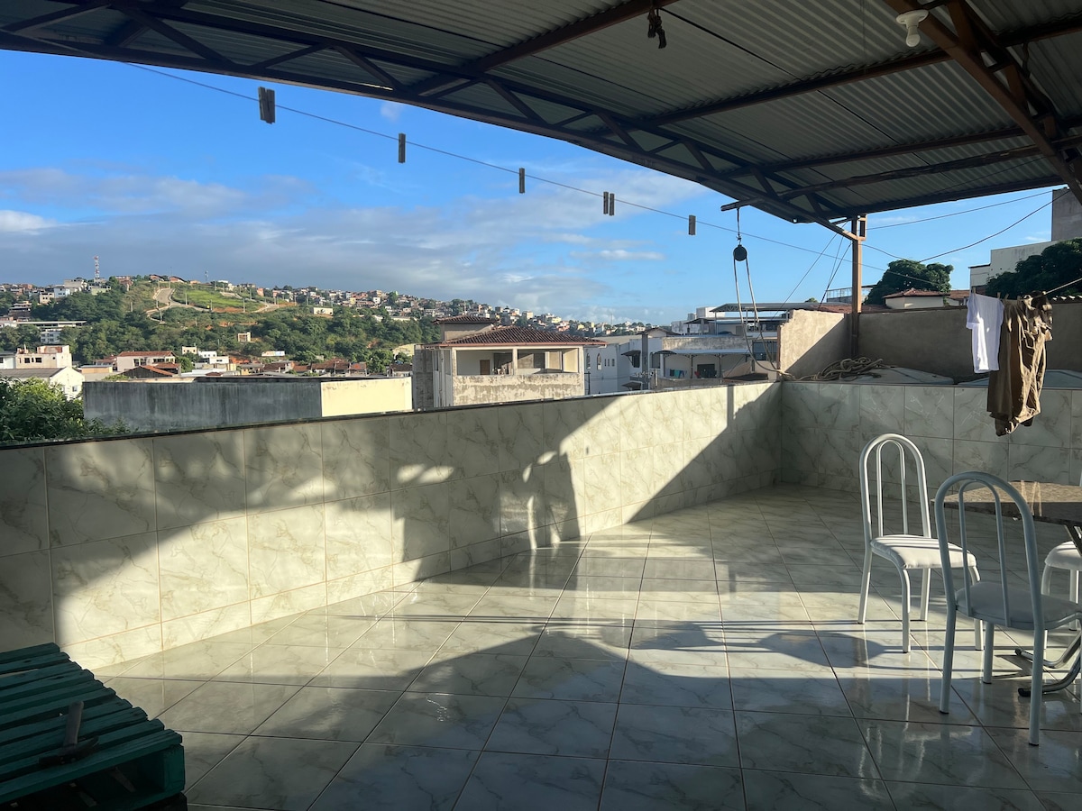 Suíte com terraço bem localizada