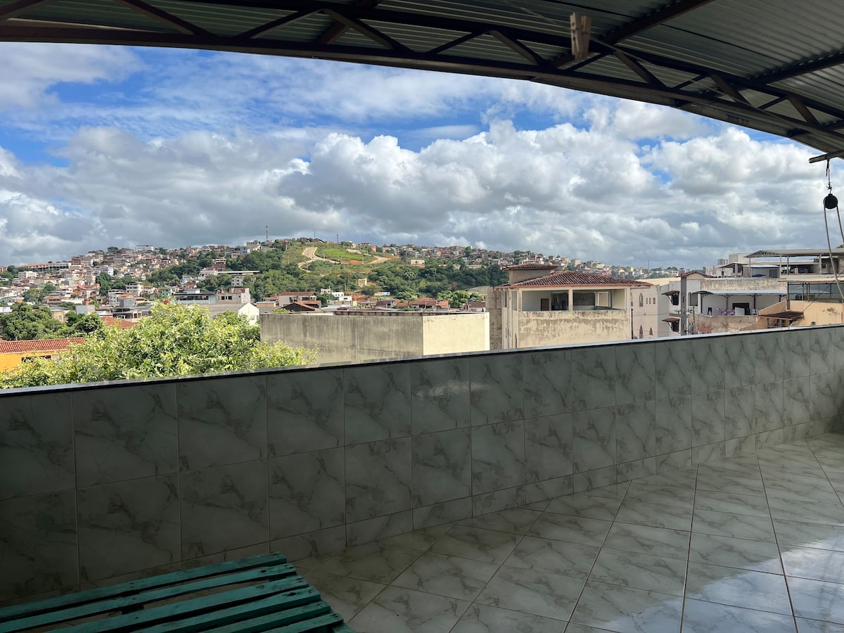 Suíte com terraço bem localizada