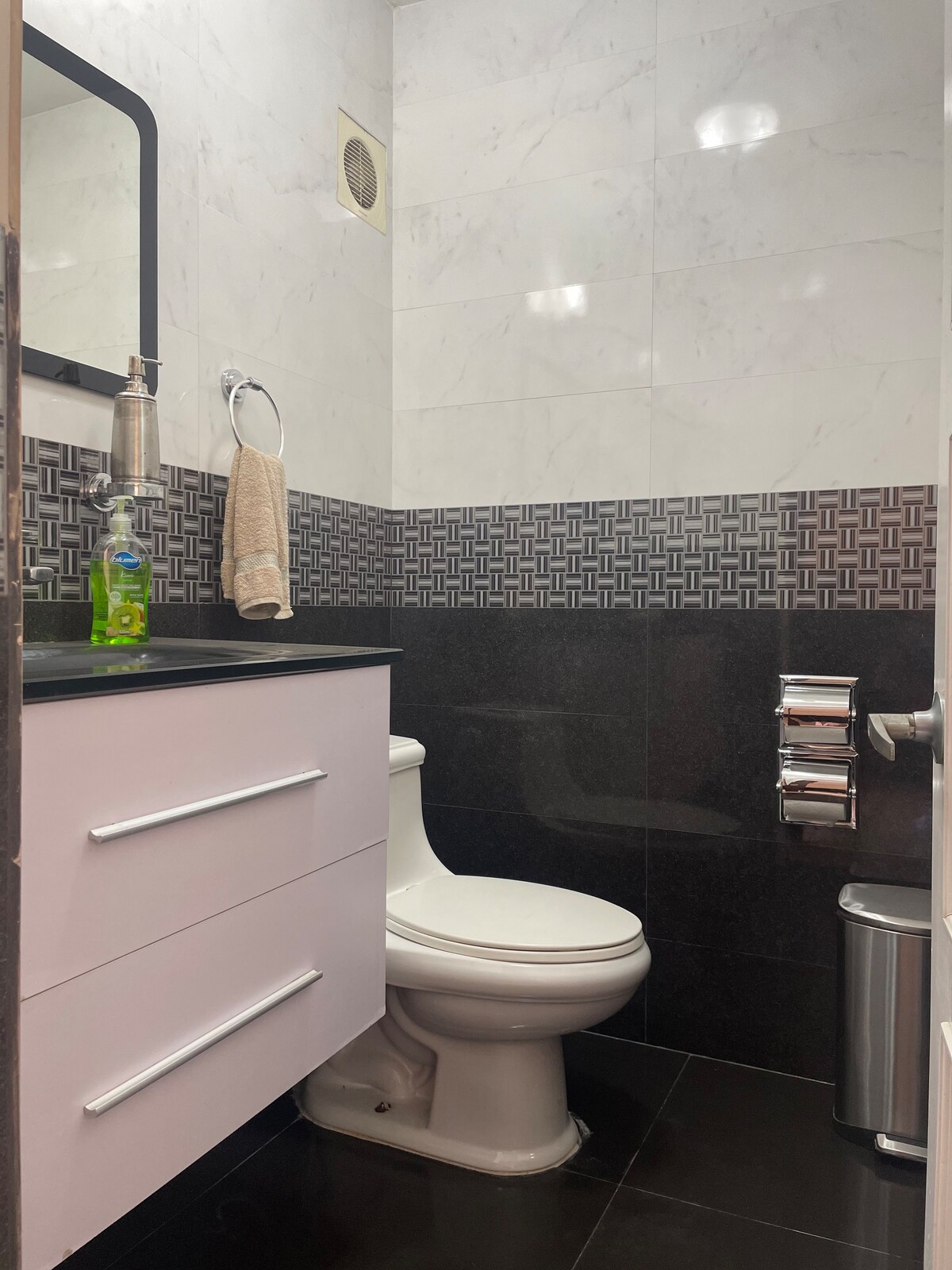 Habitación con baño privado.