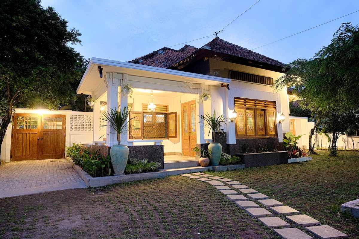 Family friendly HERiTAGE/Center Yogya/Entire Villa