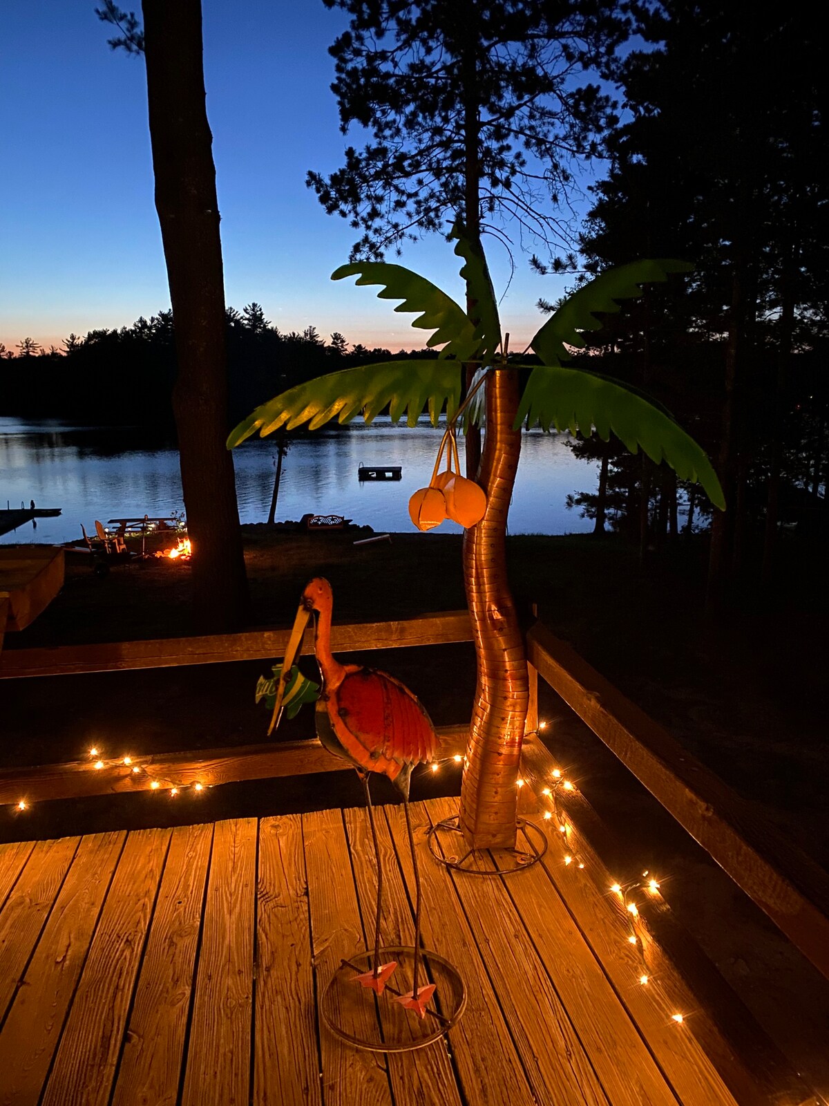 Tee Lake Cottage: sandy beach