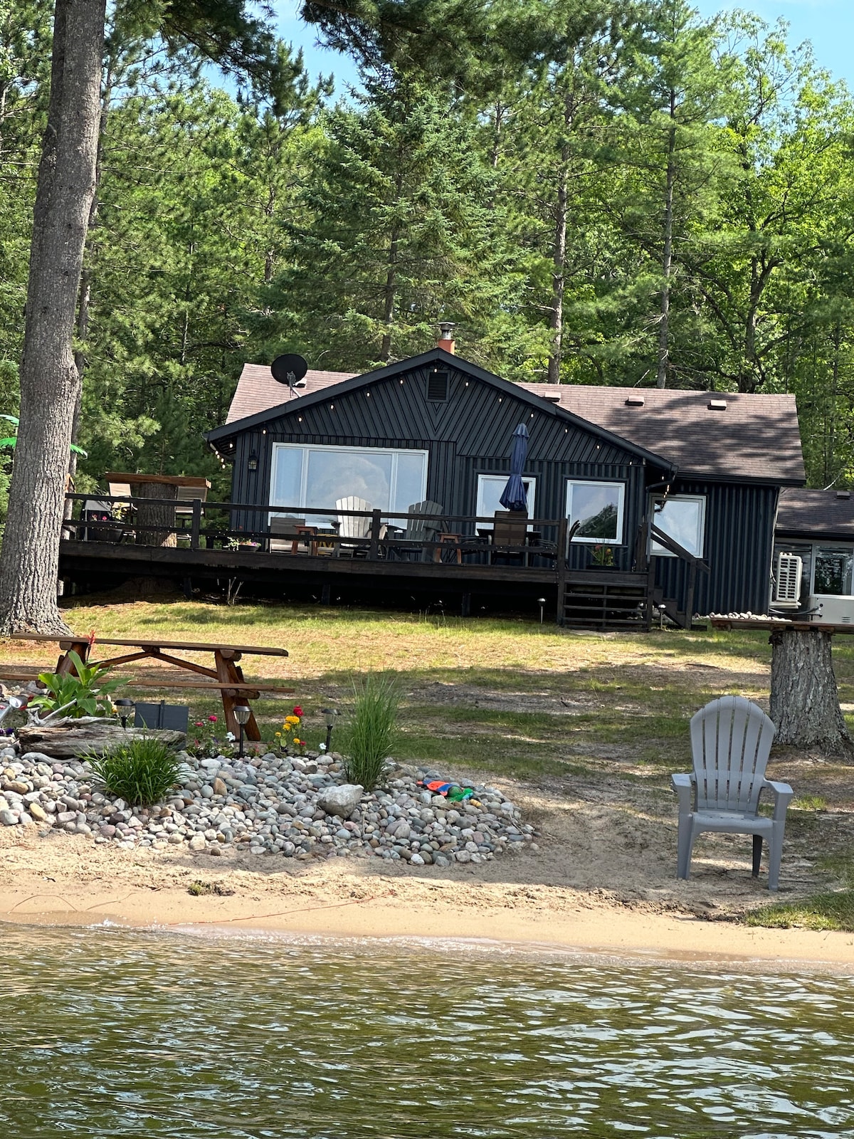 Tee Lake Cottage: sandy beach