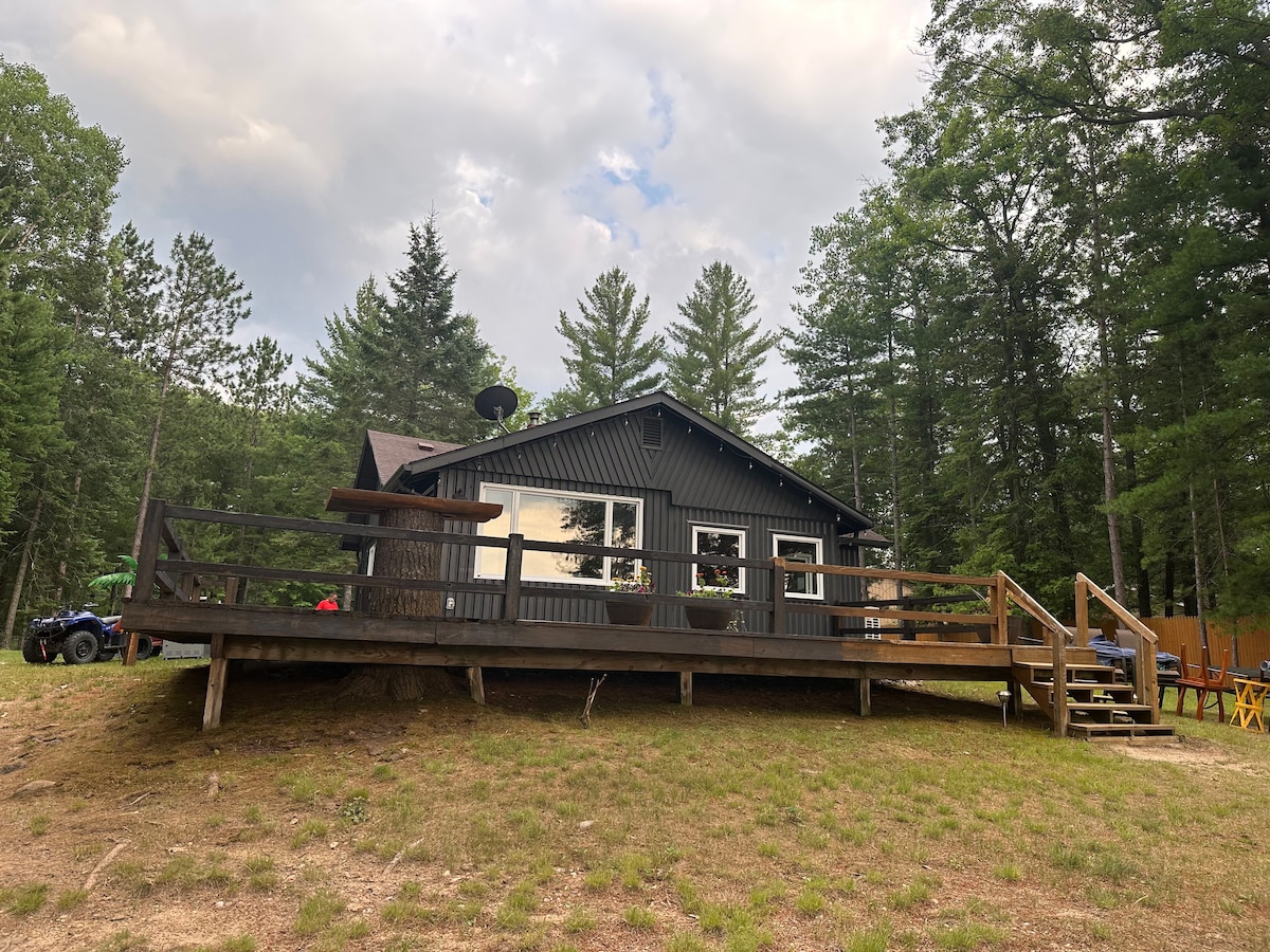 Tee Lake Cottage: sandy beach