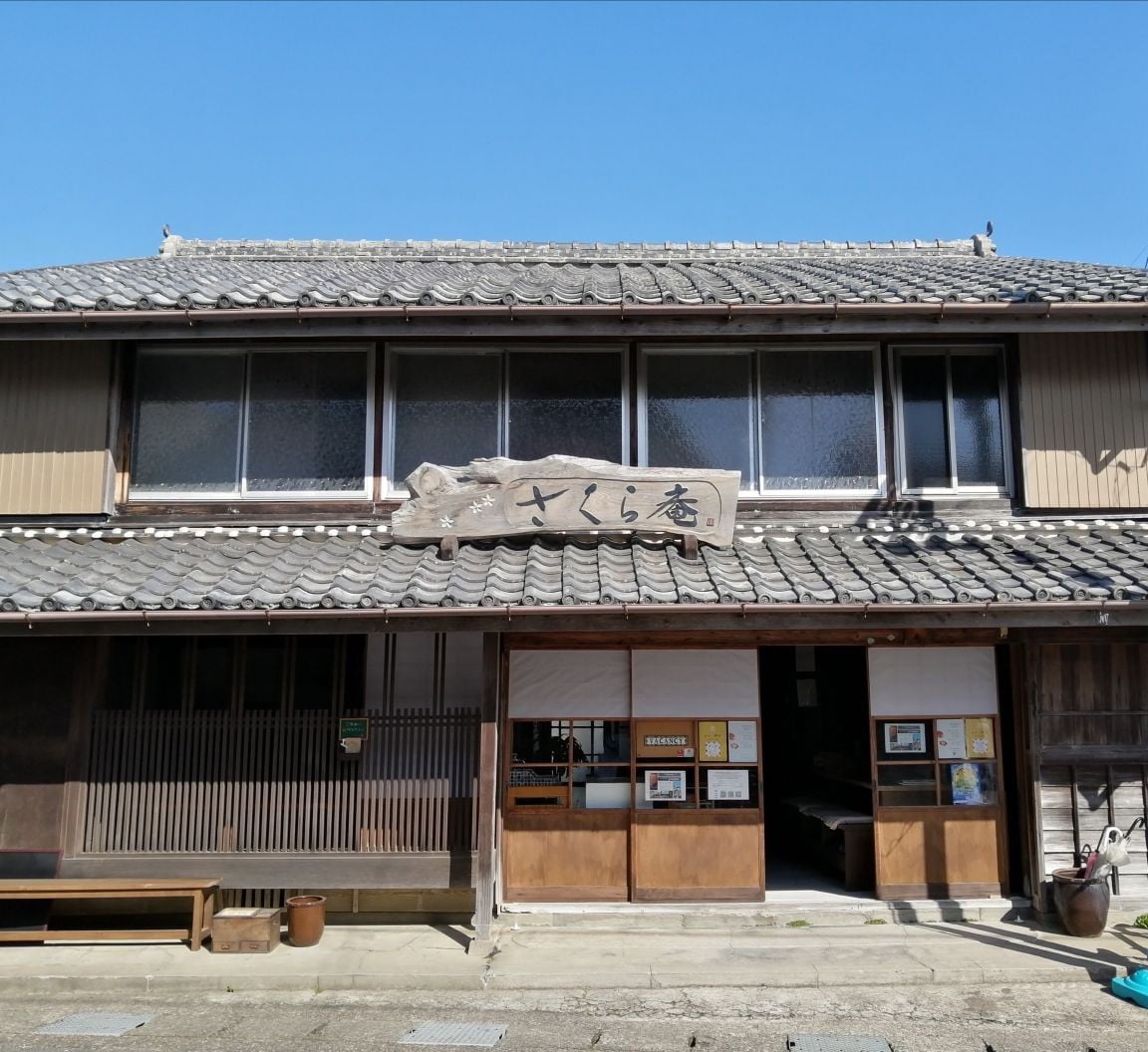 靠近23 Fudasho Yakuoji Temple。这是一栋古老的私人住宅，没有用餐。