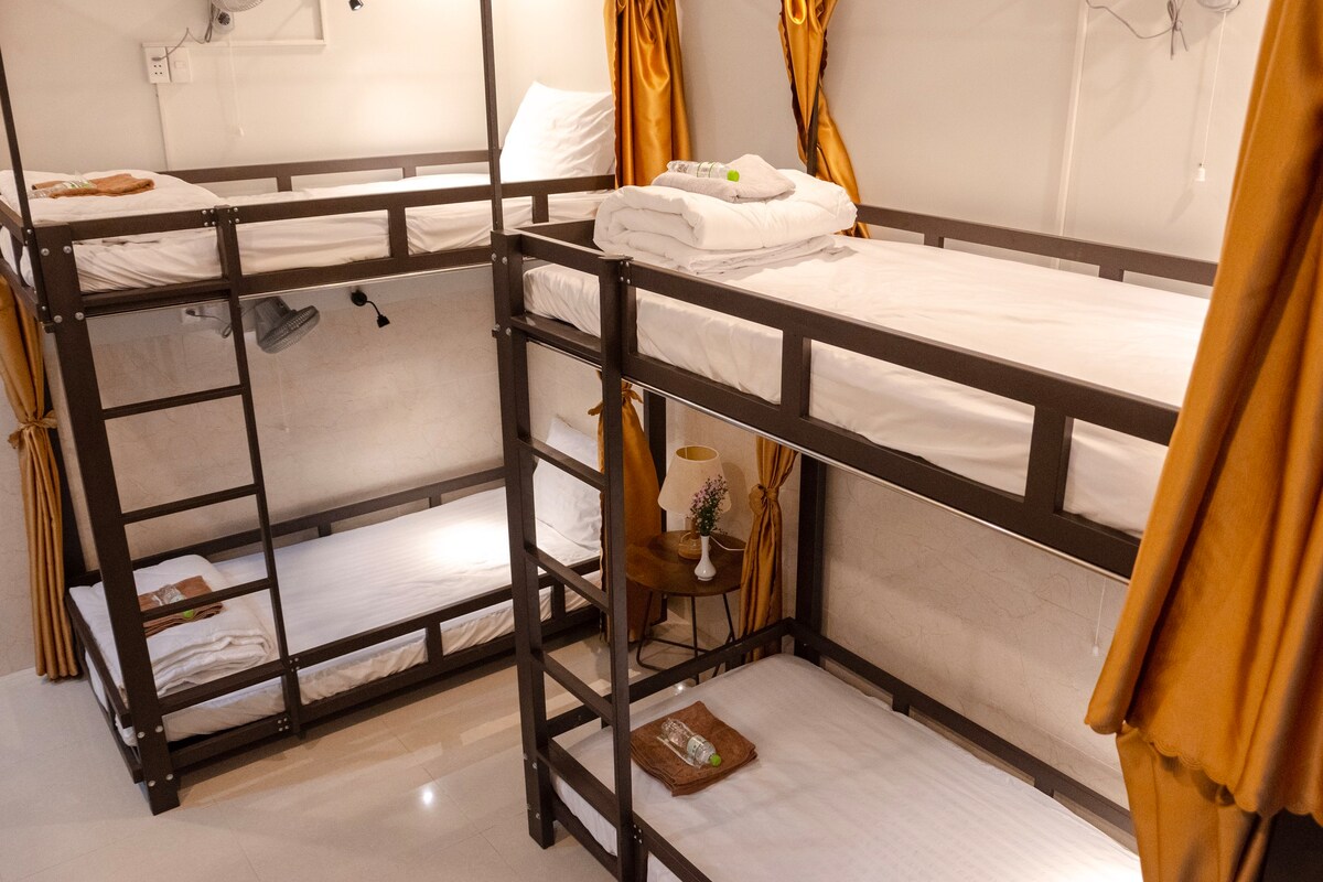 bed in 4-person dormitory room