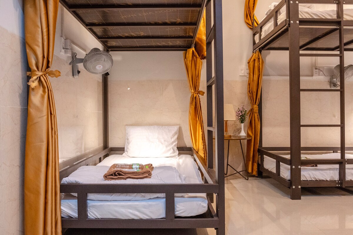 bed in 4-person dormitory room