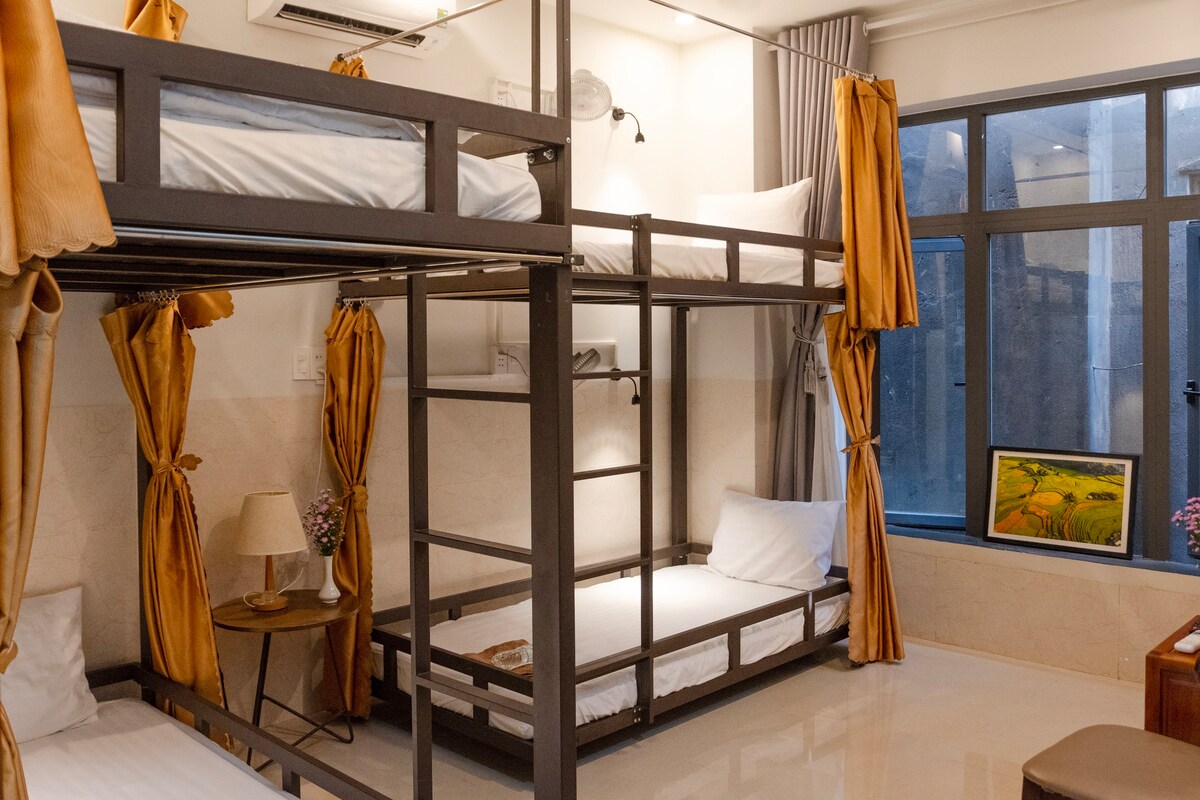 bed in 4-person dormitory room