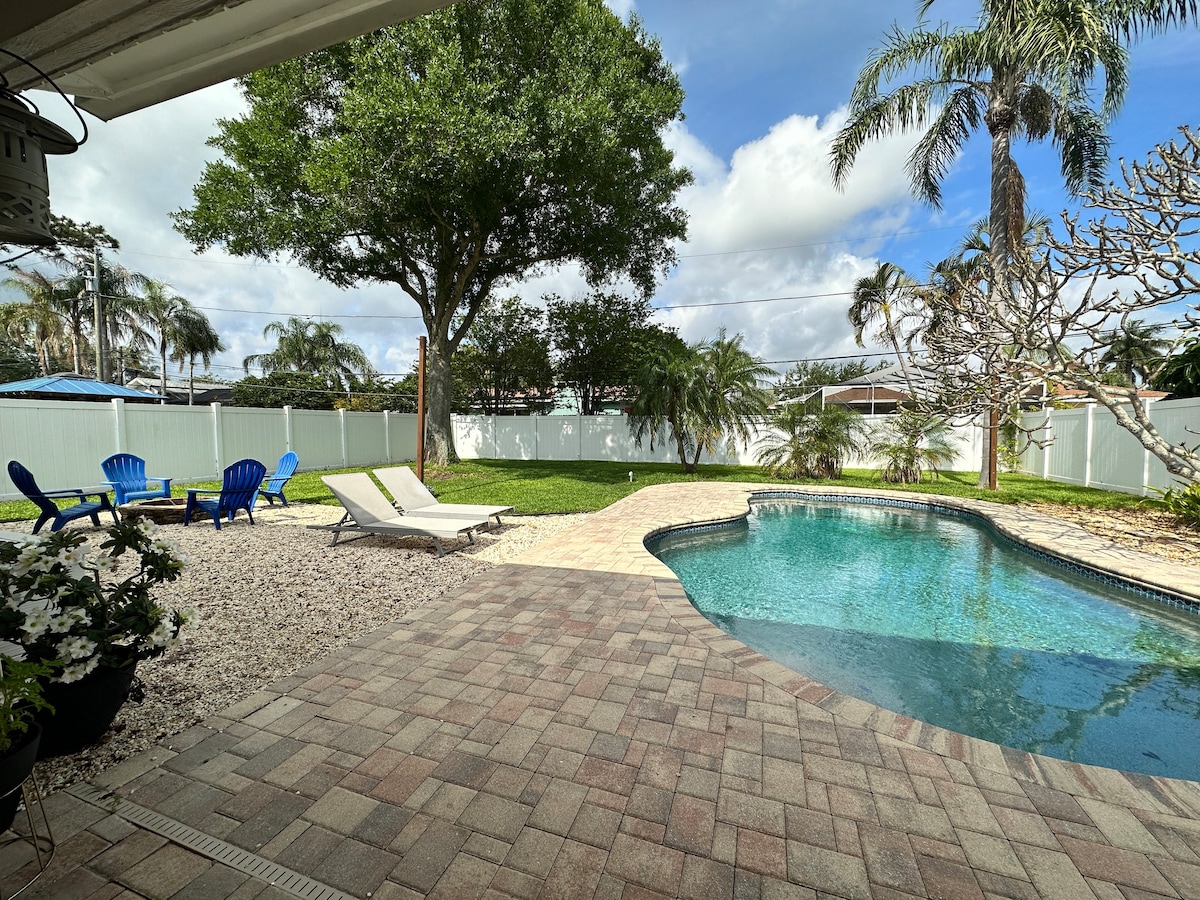Family Vacation Home With A Pool Near Downtown!