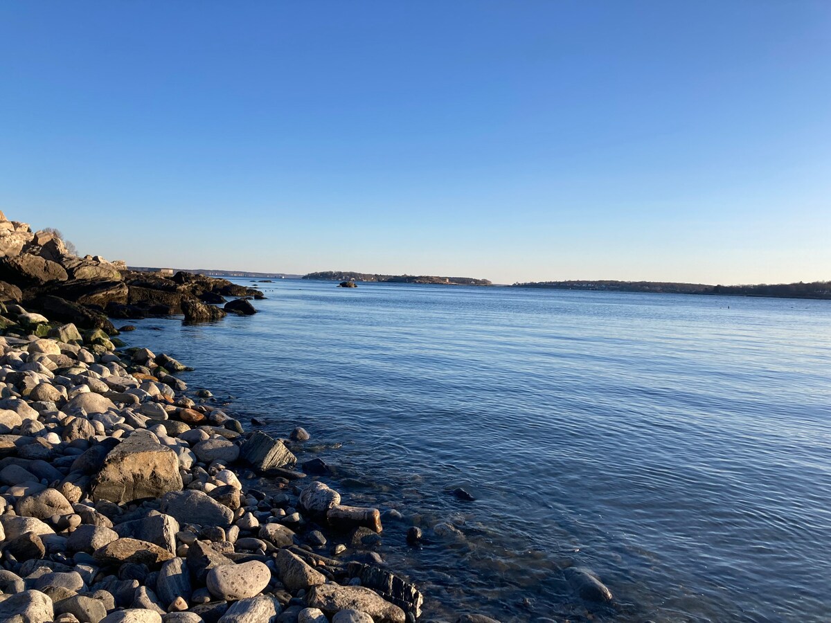 Bring the kids, walk to the beach (4 mins)