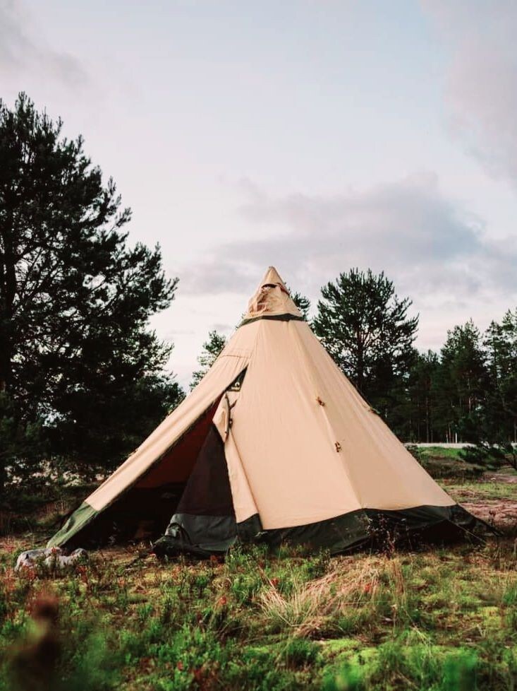 露营地配备家具的印第安帐篷
