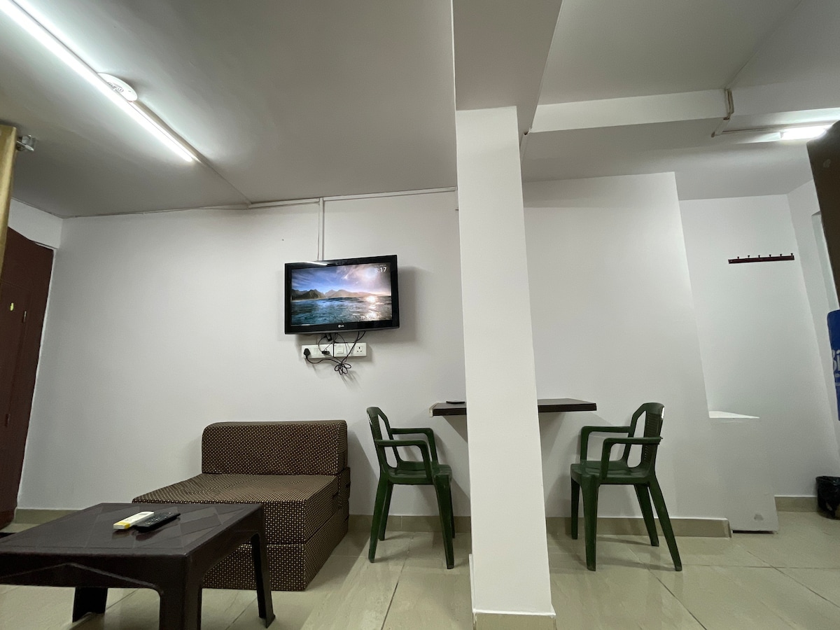 Economical Studio Flat2/South Delhi/Prime Location