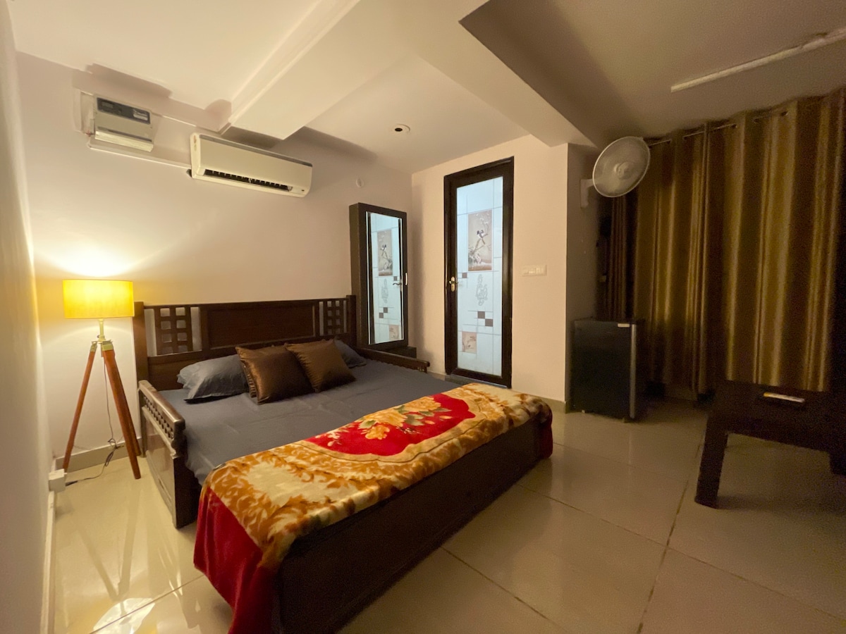 Economical Studio Flat2/South Delhi/Prime Location