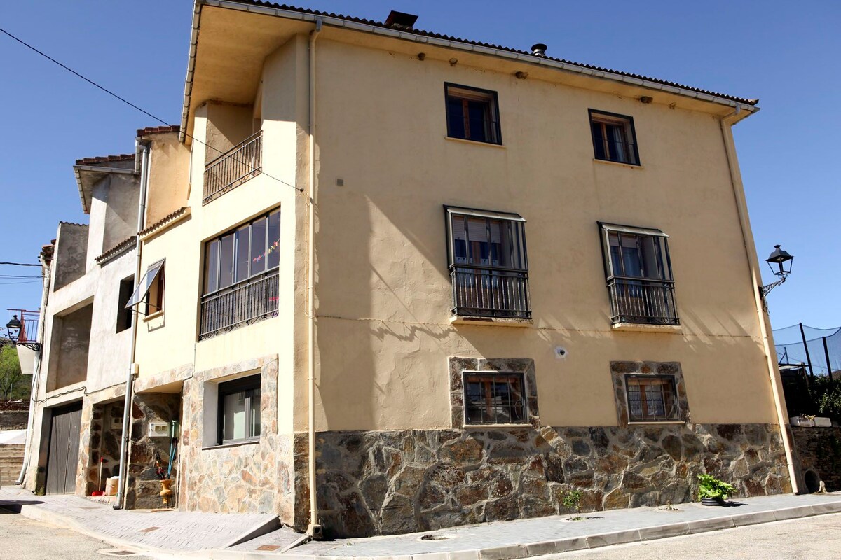 Casa Rural con chimenea, patio y horno de leña.