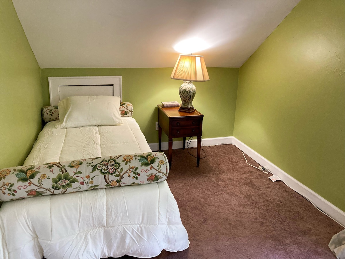 Private Entry-Twin Beds-Shared Bathroom-Pittsford