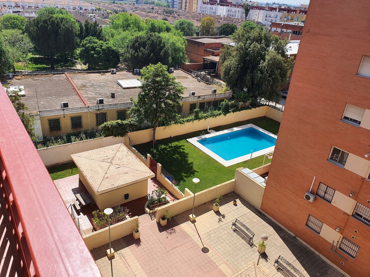 Pool and free parking in the historic center