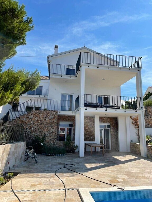 New luxury villa above the beach
