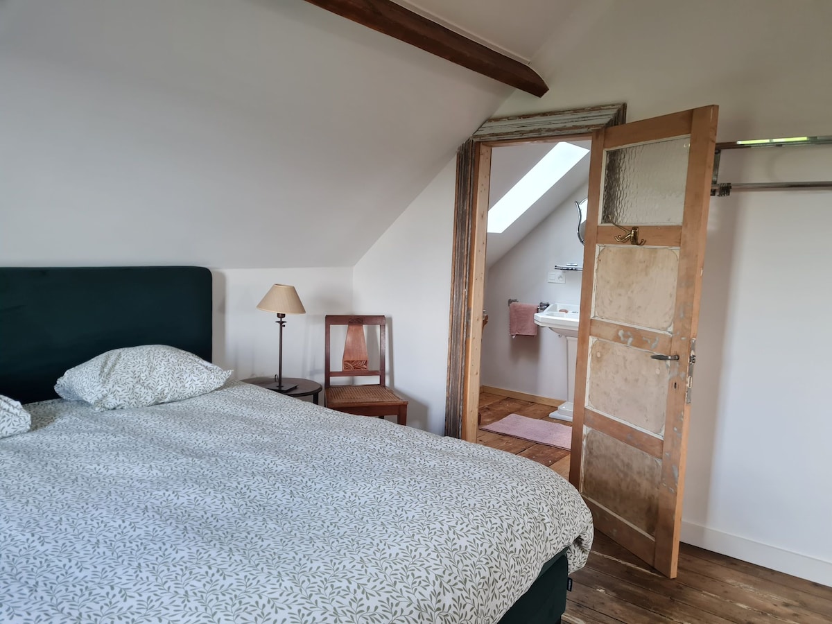 Chambre avec salle de bain.