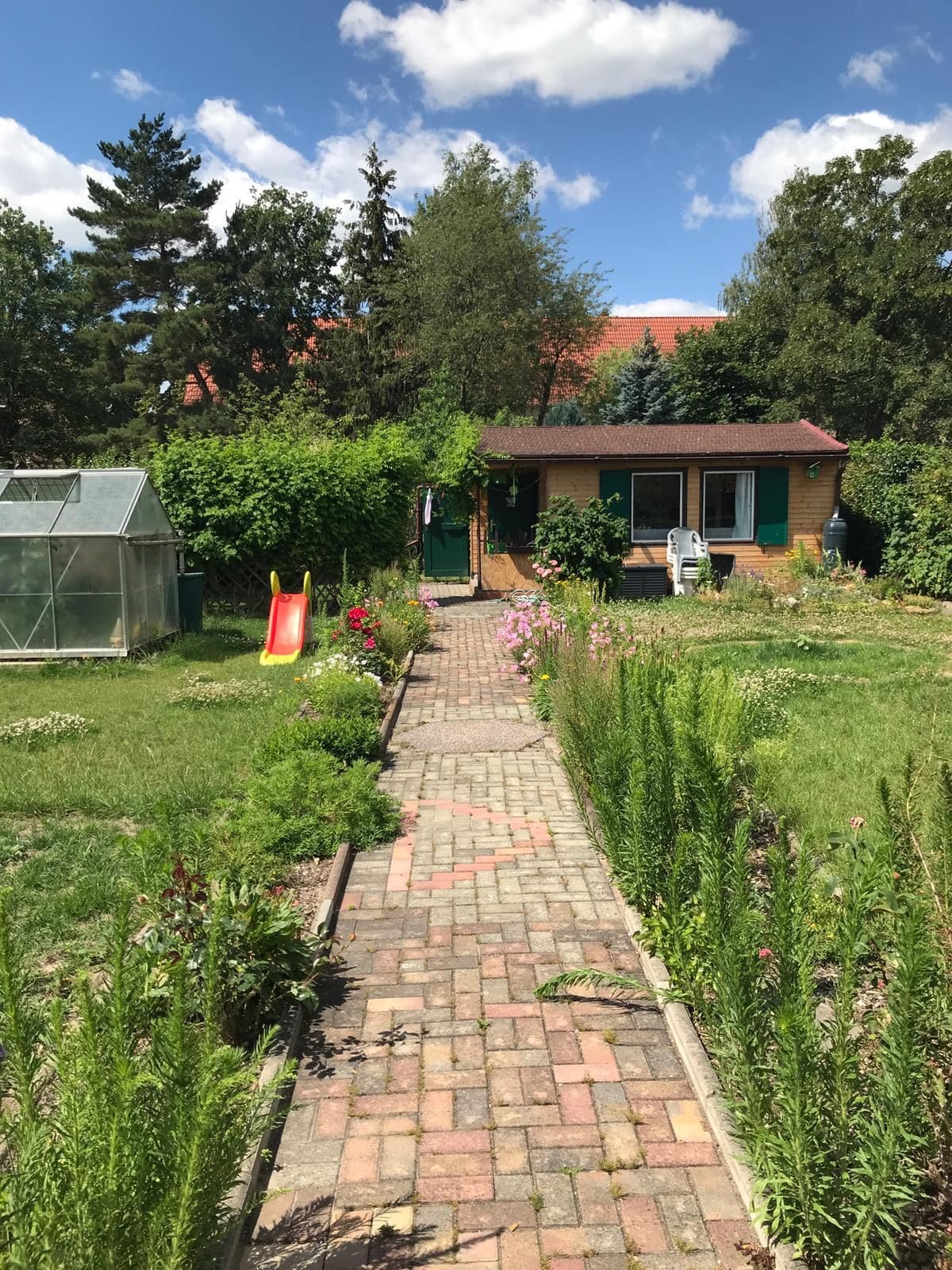 Wunderschöner Garten mit Laube