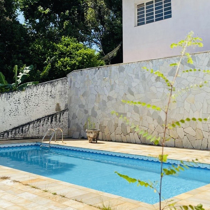 Casa com piscina e churrasqueira