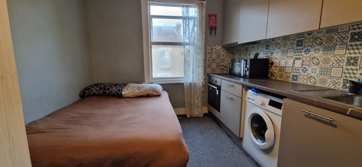 Small Lovely studio house, 20mis to Central London