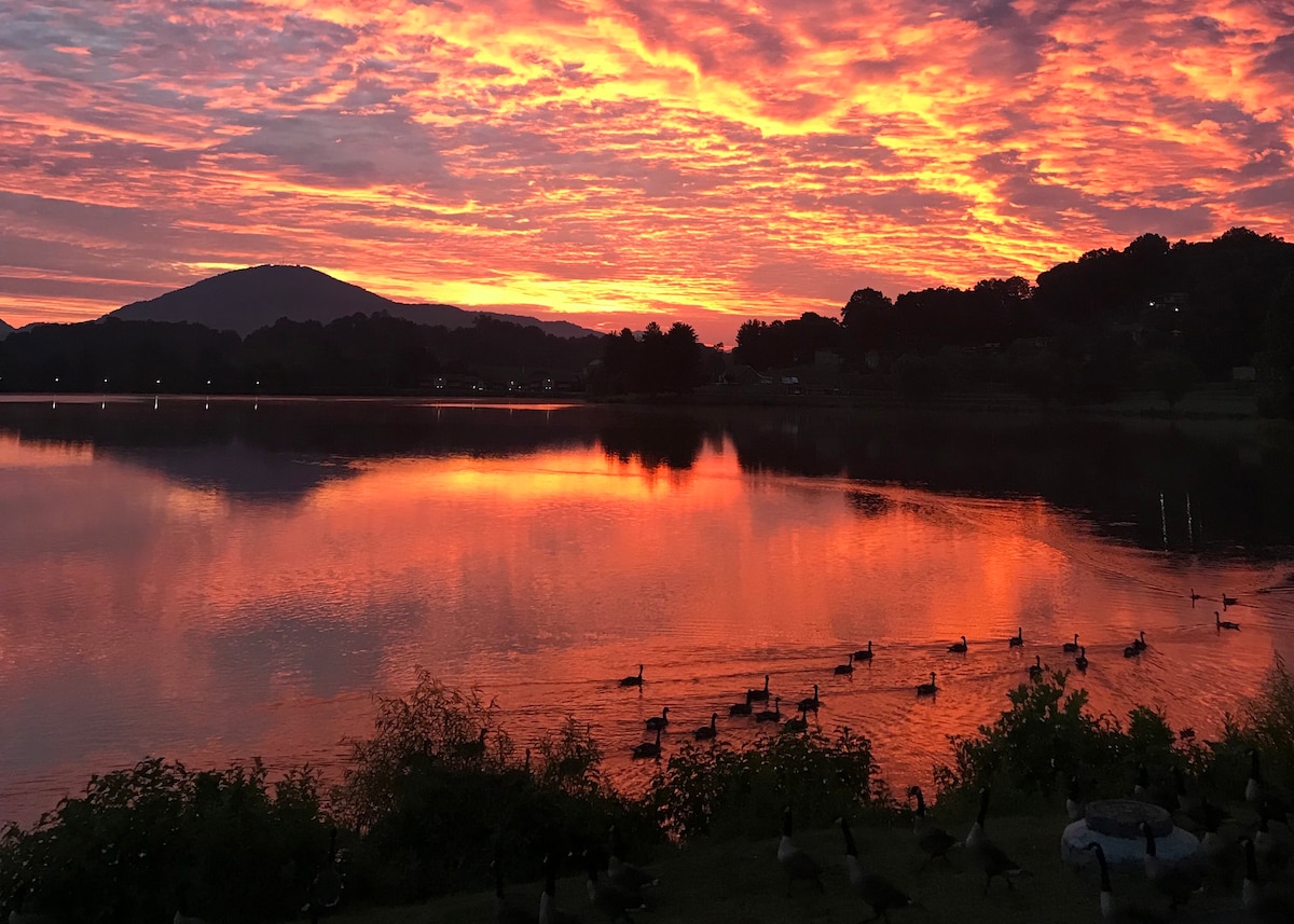 Lakeside Joy-Magical Views, Peaceful Escape