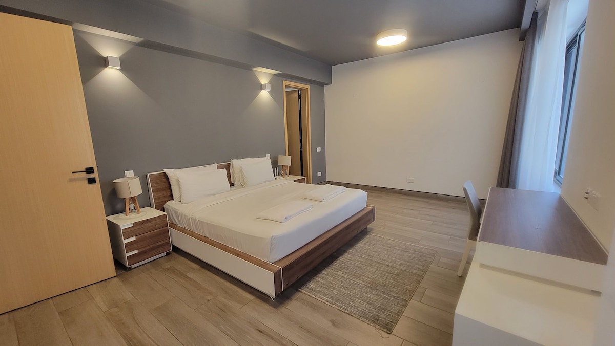 Serviced modern 3 bedroom space