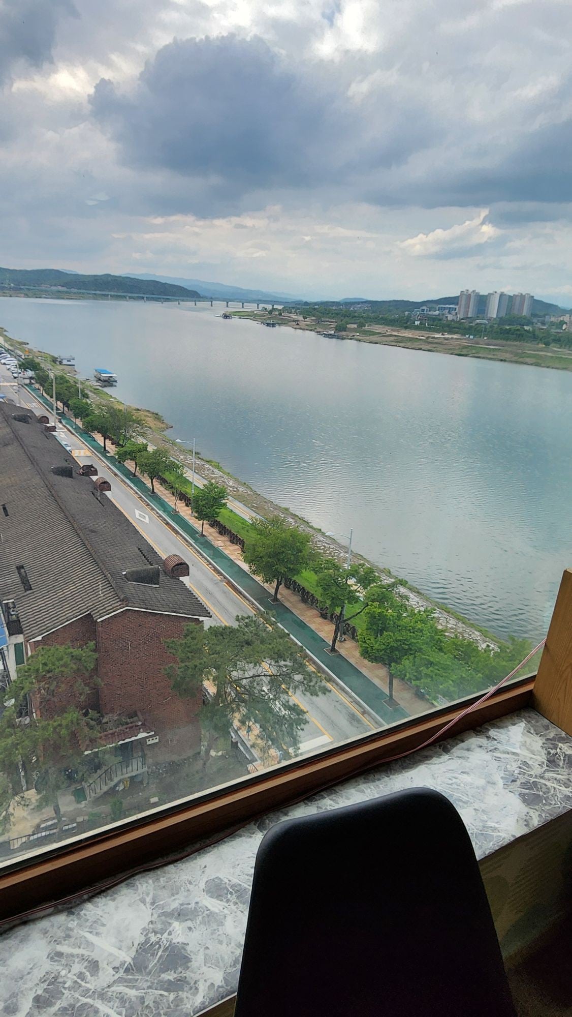 这是一个安静的空间，可俯瞰汝州汉江的美景。