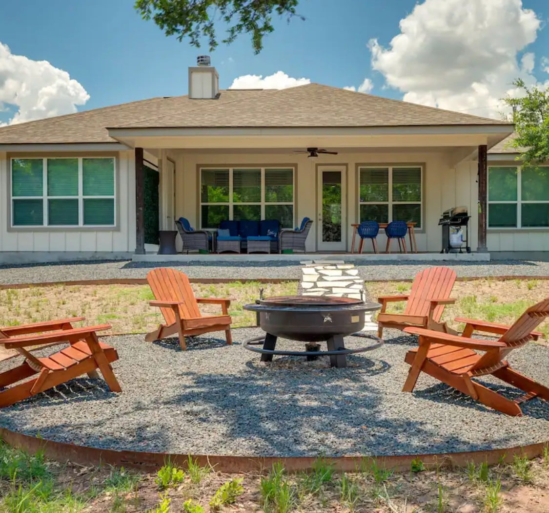 Dogs Welcome! Sleeps 11 * Fire Pit * Game Room +