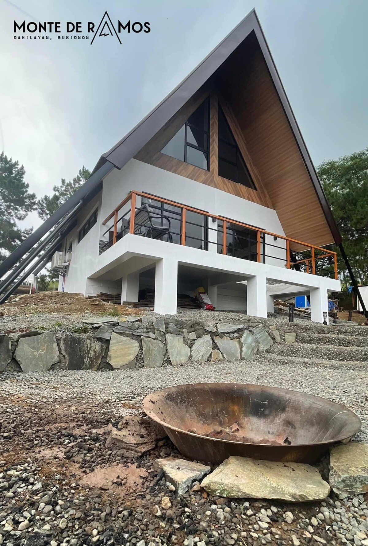 Modern A-Frame Cabin for 12pax!