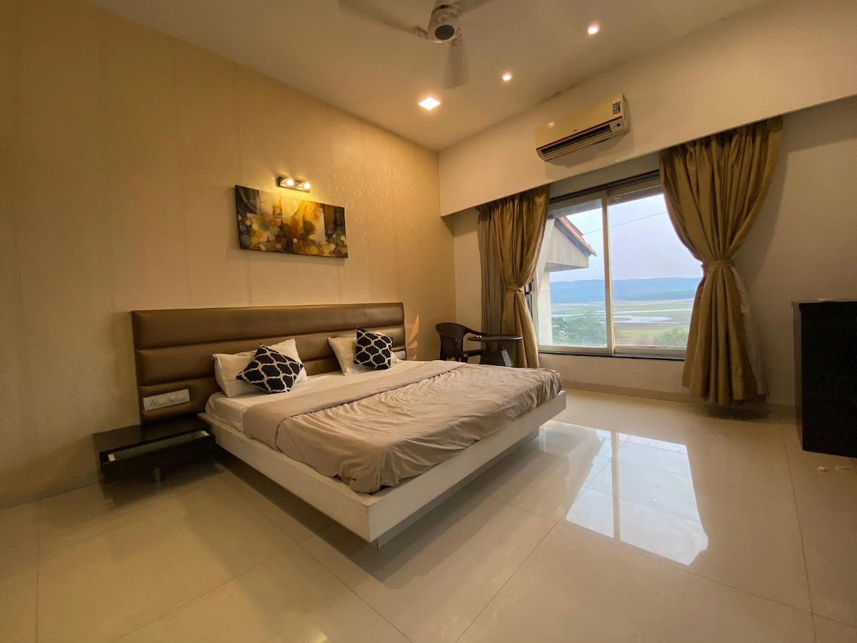 Lake View 9bhk -by Catch N Relax