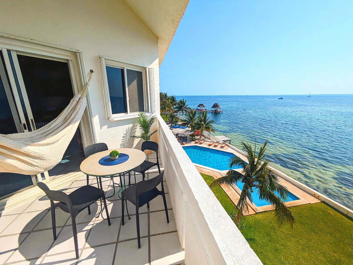 Beachfront rustic PentHouse w/Pools & Ocean View