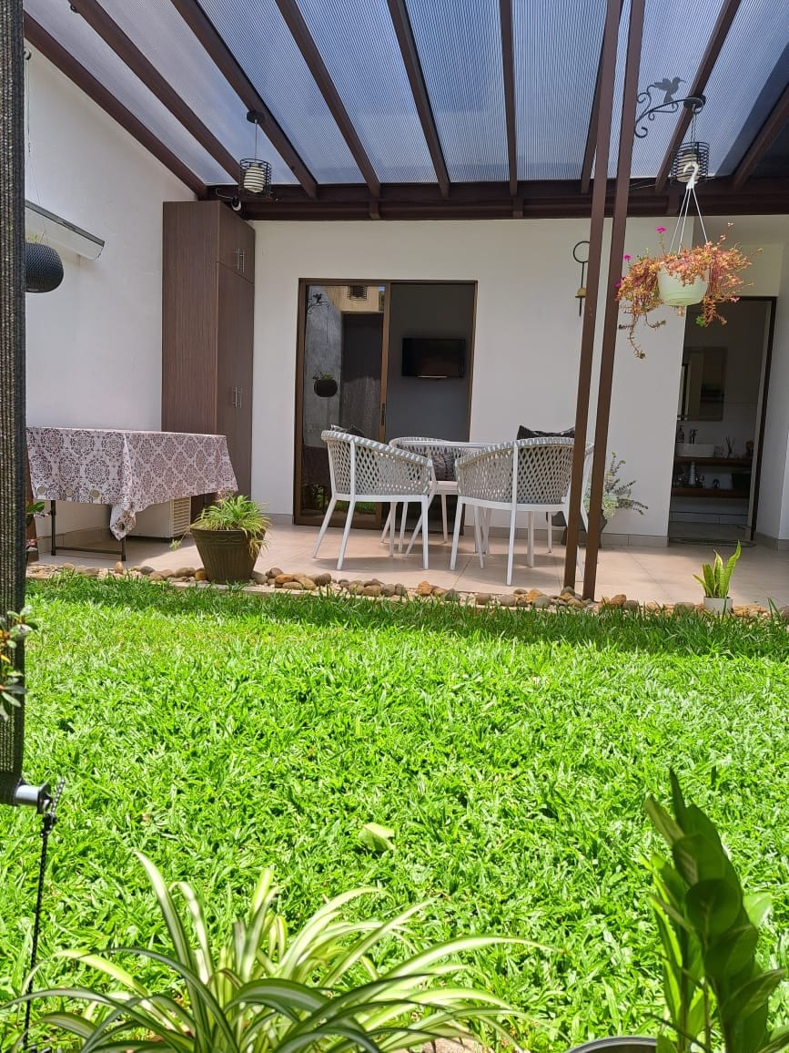 Habitación con vista a montaña.