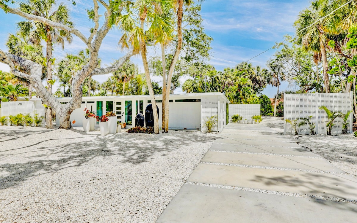 Zach’s Siesta Key Beach House - Pet Friendly