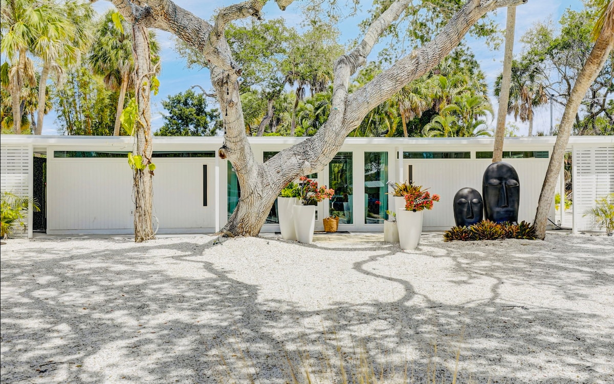 Zach’s Siesta Key Beach House - Pet Friendly