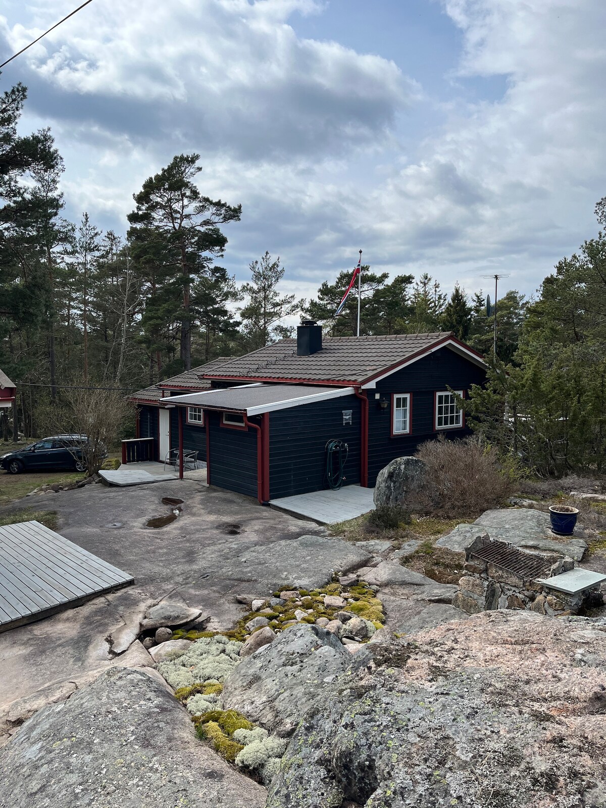 Idyllisk hytte med kort vei til strand/svaberg.