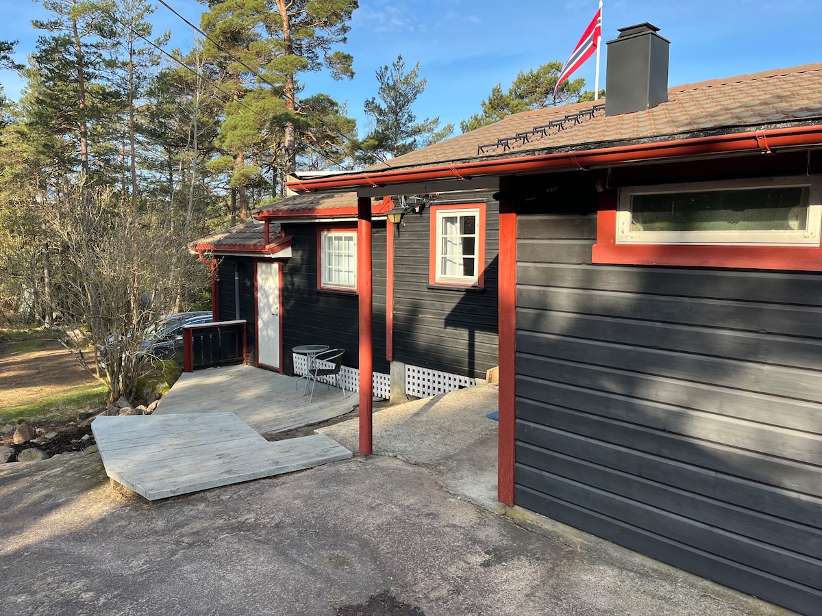 Idyllisk hytte med kort vei til strand/svaberg.