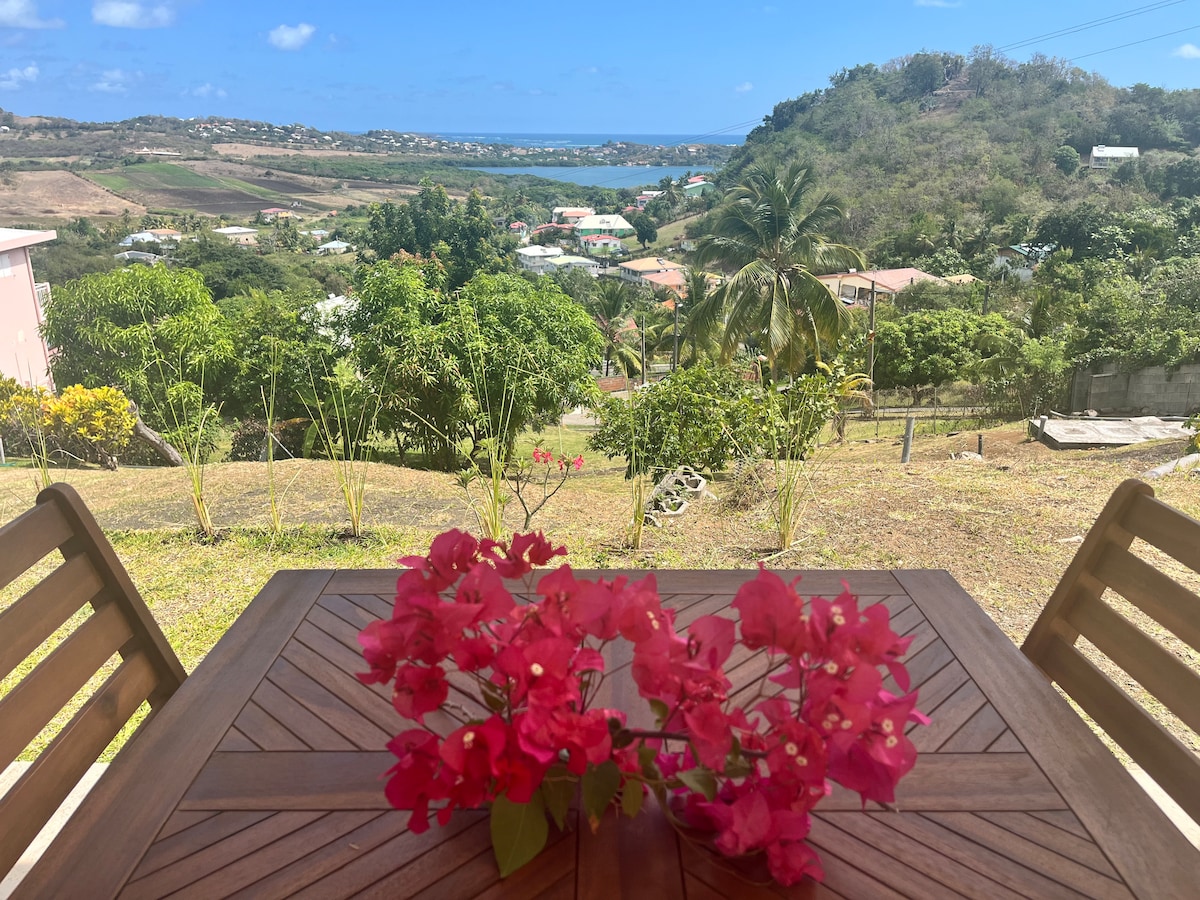 Studio avec une vue mer