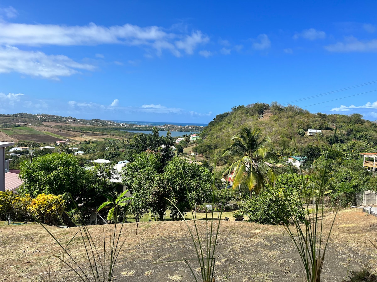 Studio avec une vue mer