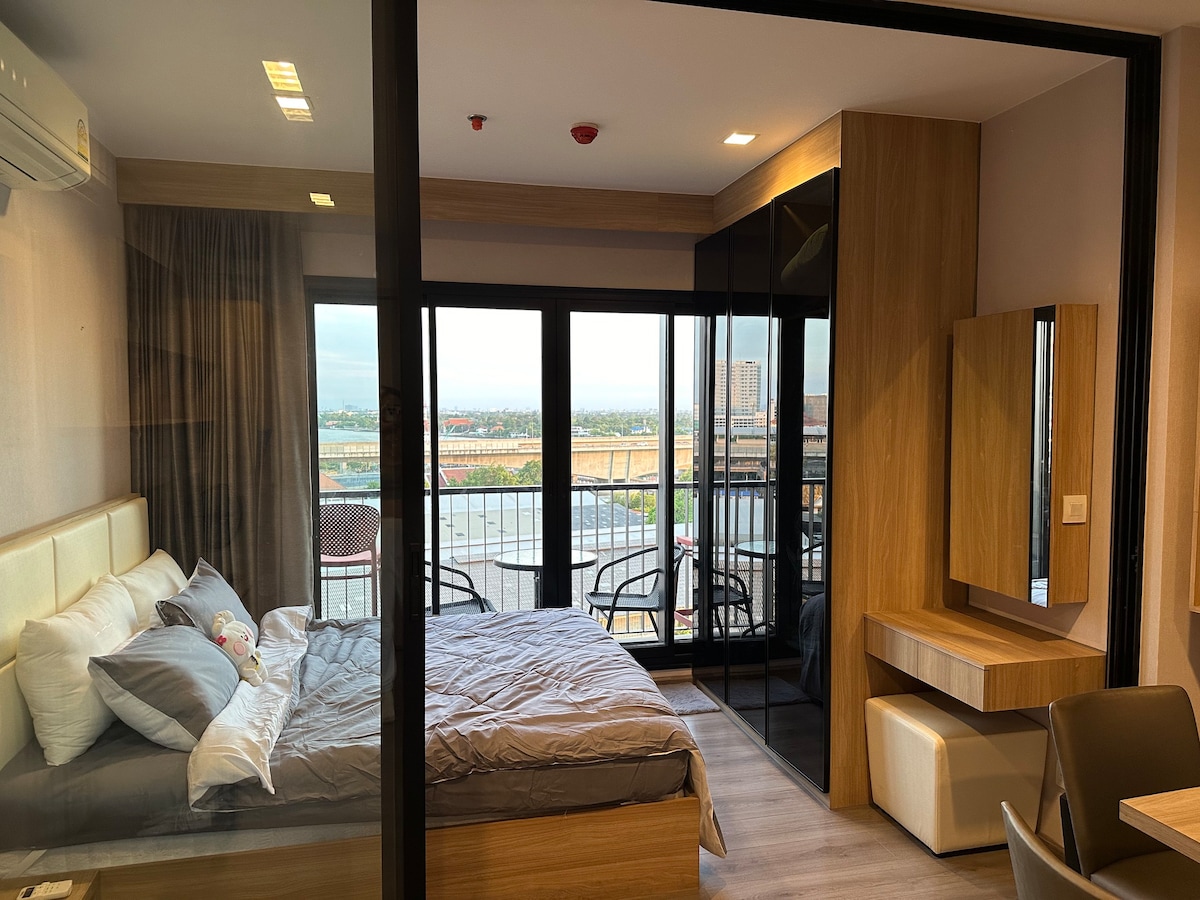 暖武里（ Nonthaburi ）的舒适公寓，可欣赏河滨景观