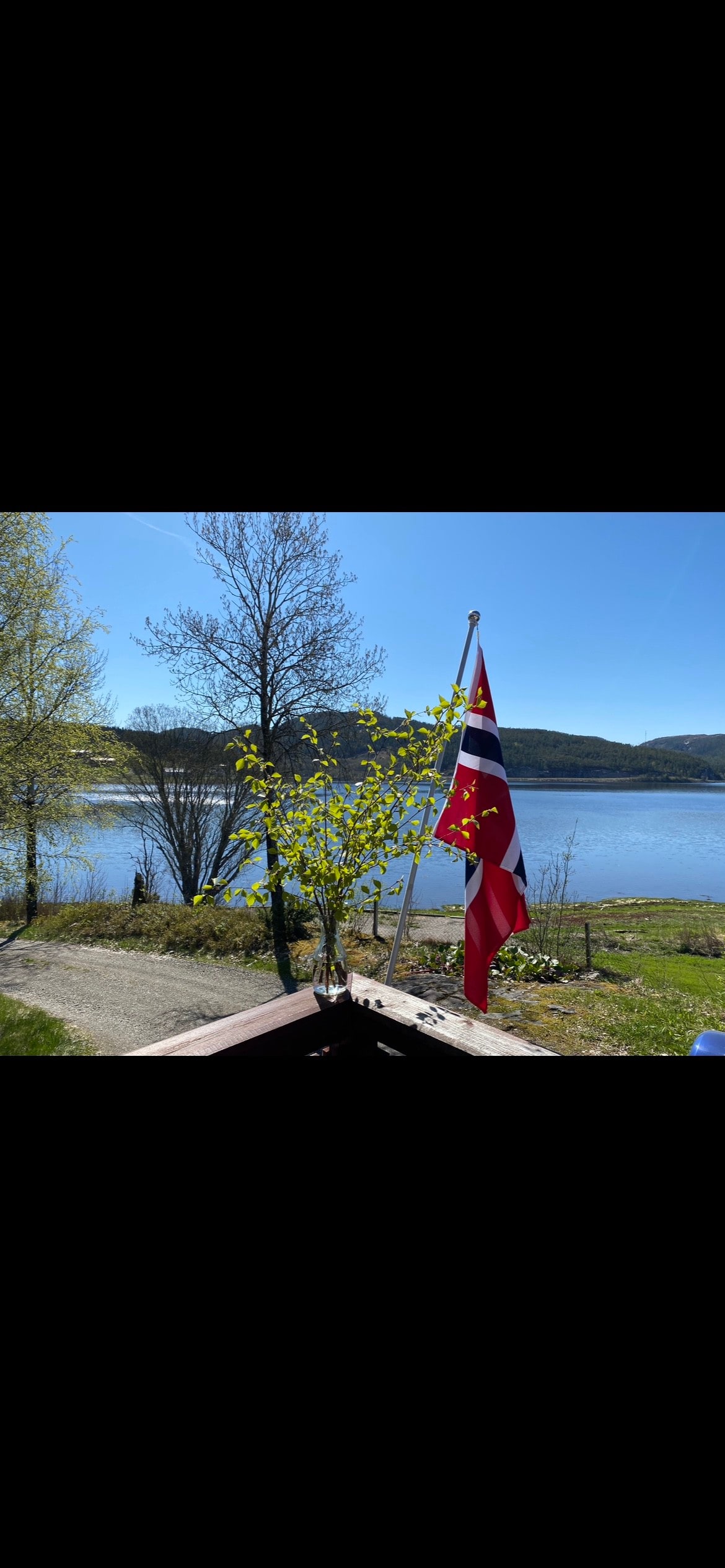 Landlig enebolig ved sjøen