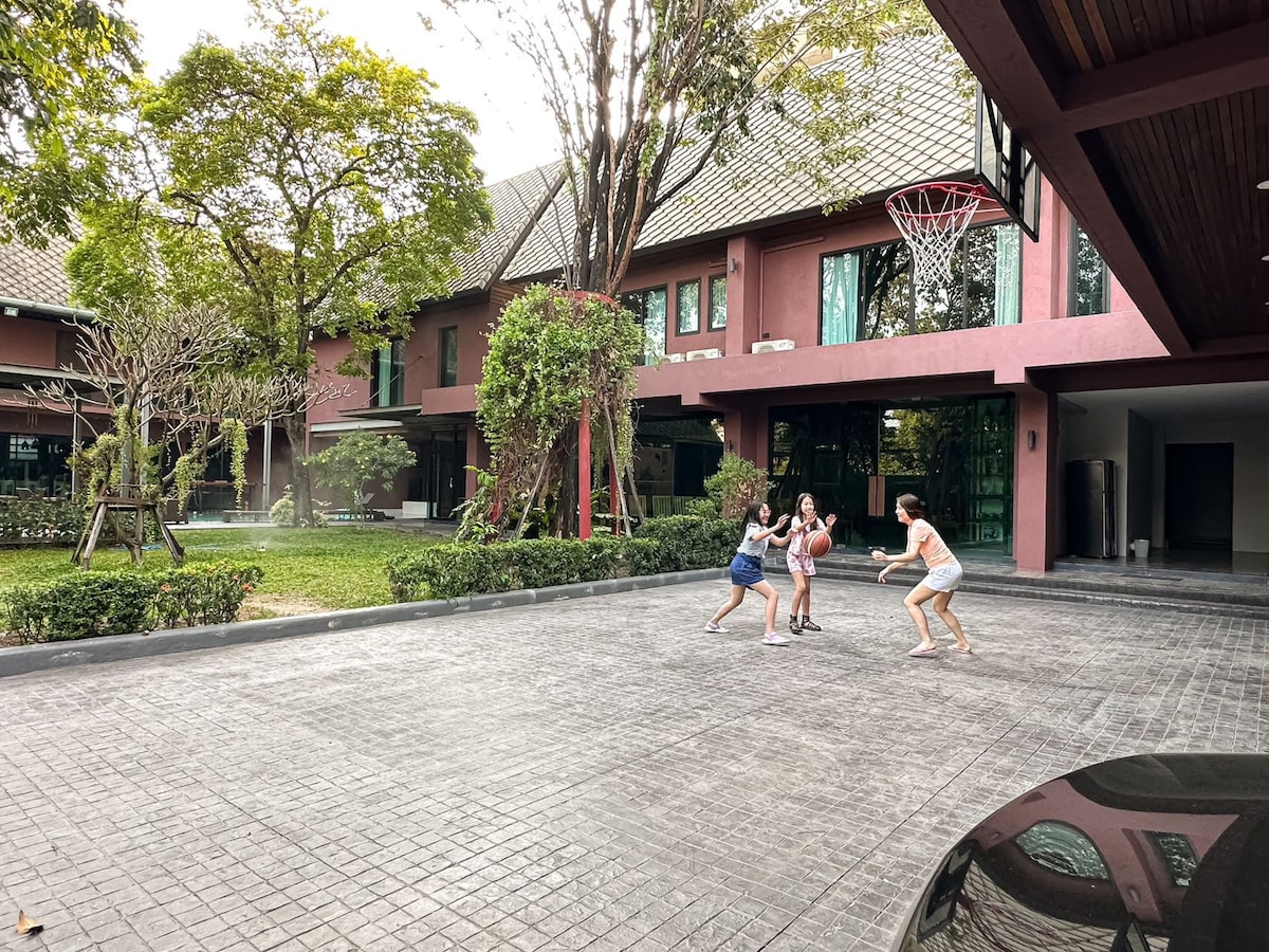 免费接机 曼谷市中心超大皇家园林别墅 2400㎡ 五卧七床 泳池 桑拿