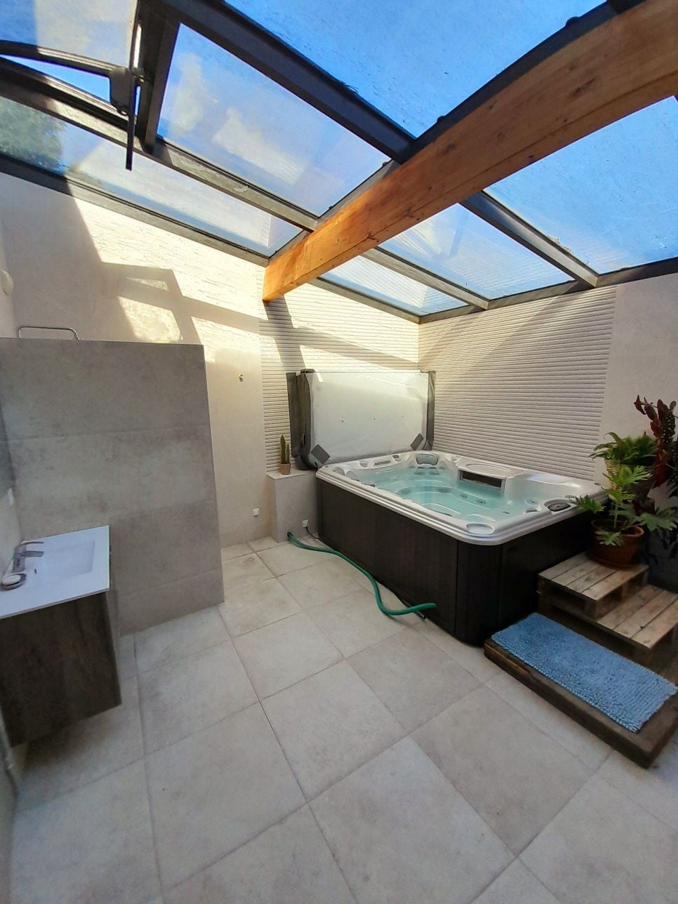 Close to the beach, room with private jacuzzi