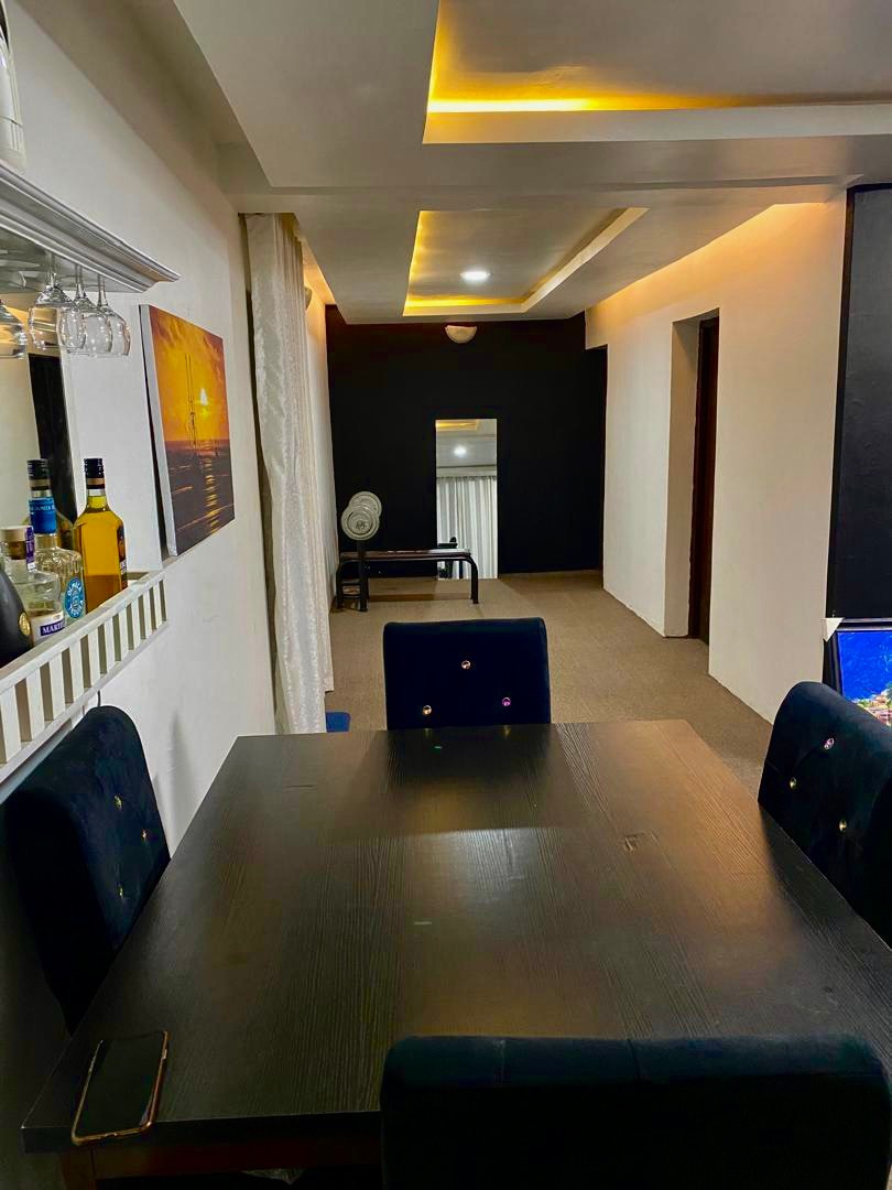 Spacious Cozy Apartment In Ikeja + Mini Gym & Bar