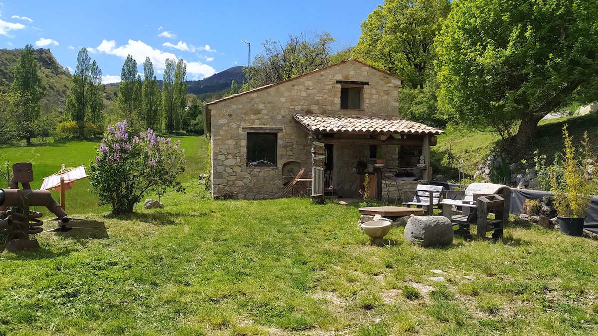 Jolie maison en pierre, moyenne montagne 
(1000m)