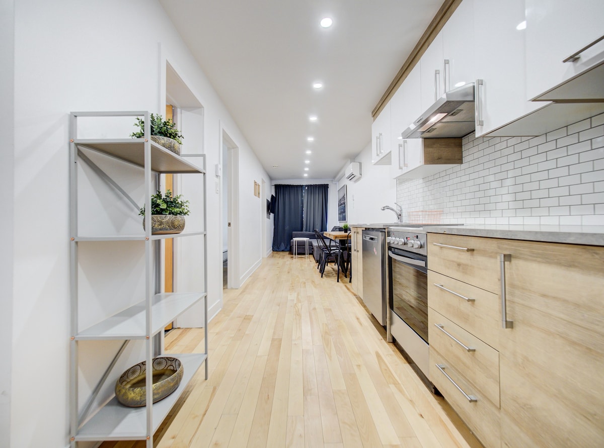 Urban Chic: 2-Bed Airbnb Oasis, Downtown Montreal
